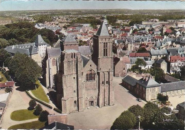 Dol_cathedrale_vue-aerienne.jpg