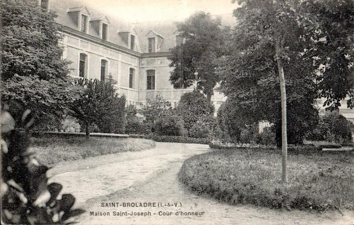 saint-broladre_maison-saint-joseph_cour-honneur.jpg