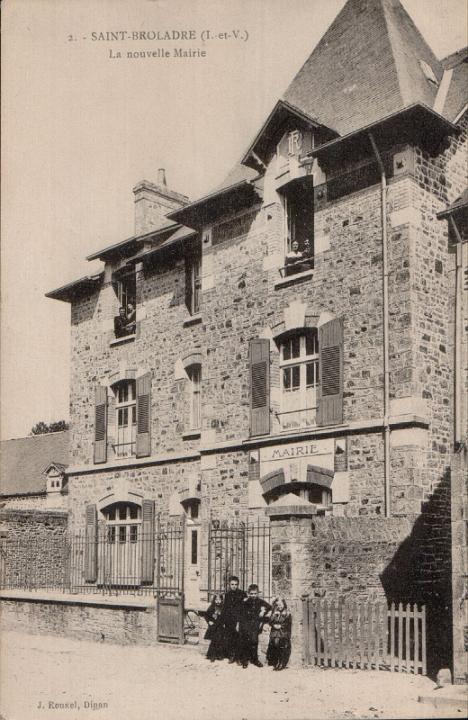 saint-broladre_place-de-la-mairie_02.jpg